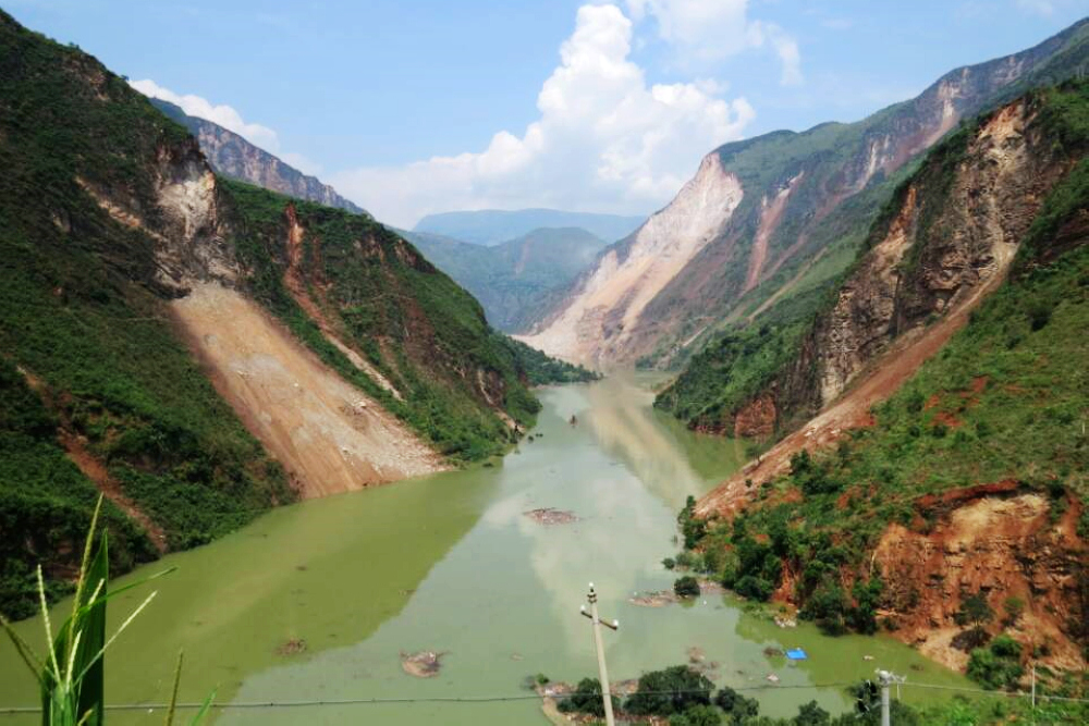 2014年8月3日云南魯甸發生6.5級地震，牛欄江紅石巖段左右岸山體崩塌，阻斷牛欄江干流，形成極高危險等級的大型堰塞湖.jpg