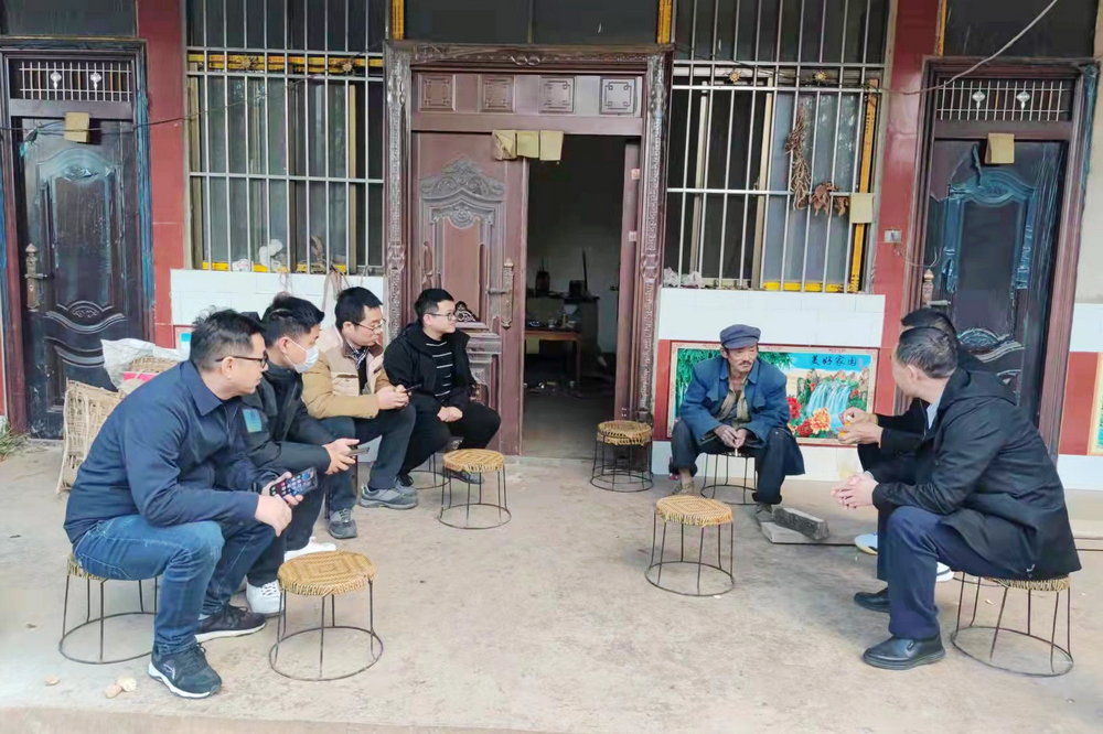 赴保山隆陽區瓦馬鄉集鎮供水廠調研并與當地村民交流.jpg