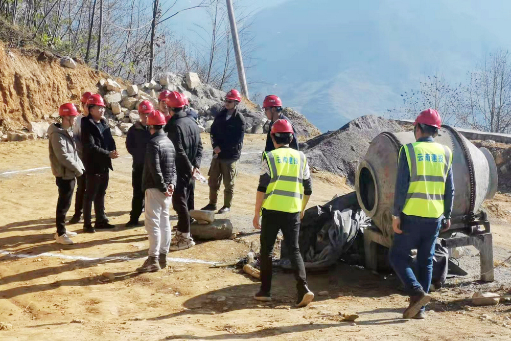 驅車一路顛簸至昭通大關縣悅樂鎮塘房村黃泥坳水廠項目現場調研.jpg